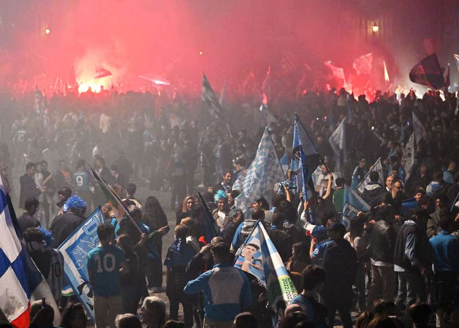 Fanii echipei SSC Napoli sărbătorind în Piazza del Plebiscito