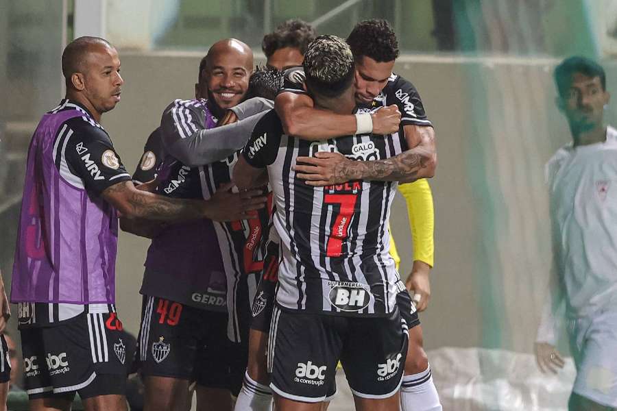 Paulinho celebra gol do Atlético-MG ao lado do companheiro Hulk