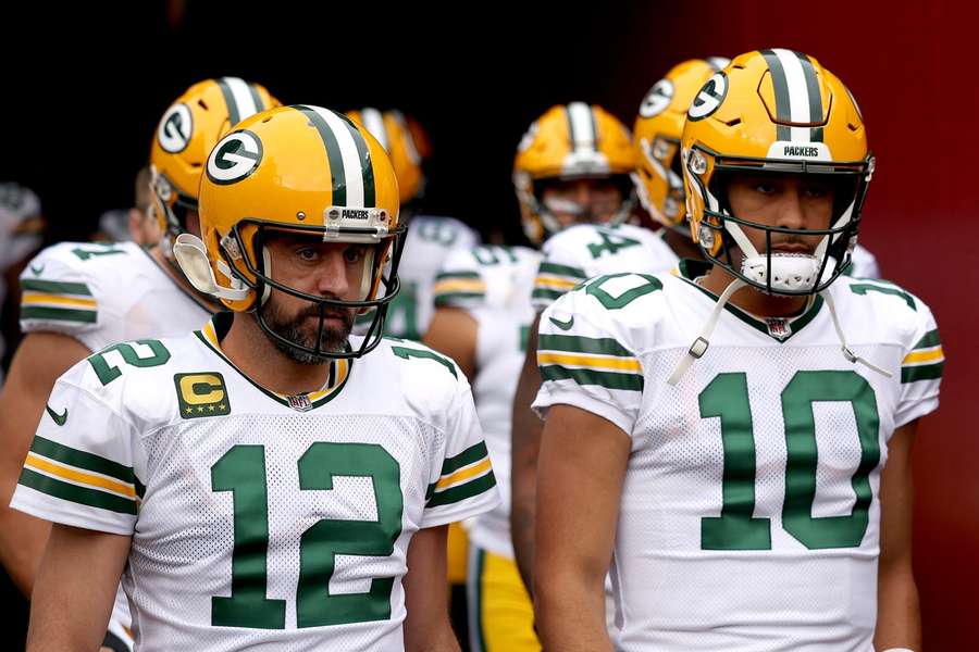 Jordan Love (r.) neemt het stokje over van Packers-icoon Aaron Rodgers