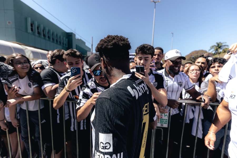 Fred foi recebido pelos adeptos do Atlético-MG em Belo Horizonte Fred foi recebido pelos adeptos do Atlético-MG em Belo Horizonte