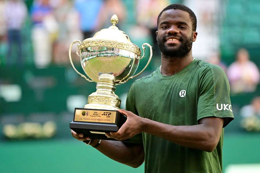 Tiafoe s trofejou.
