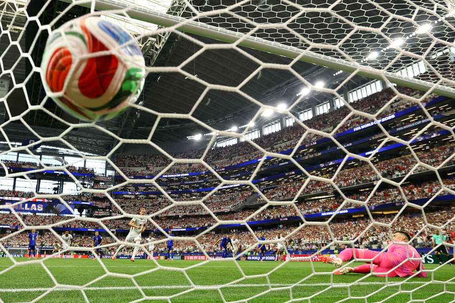 Harry Kane batte Livakovic Harry Kane batte Livakovic