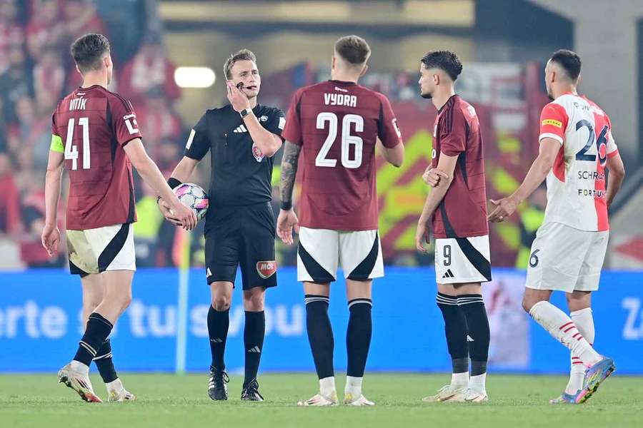 Hlavní rozhodčí derby Jan Beneš v diskuzi s hráči. Hlavní rozhodčí derby Jan Beneš v diskuzi s hráči.