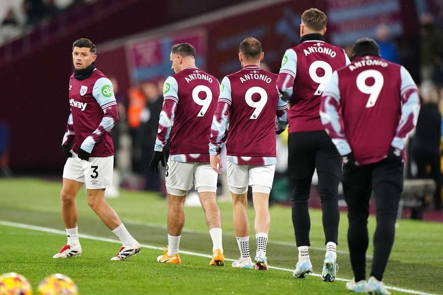 West Ham's players show support for Antonio