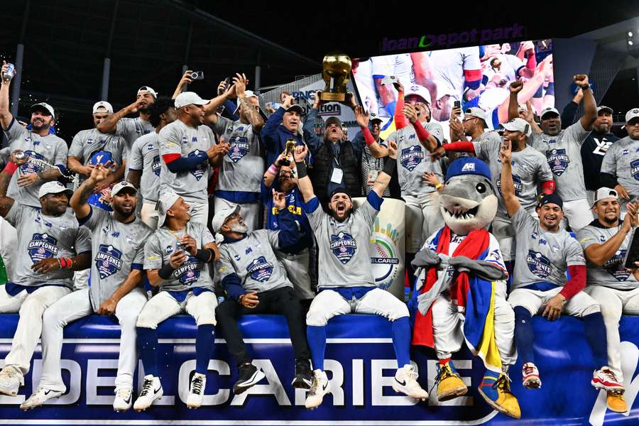Tiburones de la Guaira (LVBP) tras ganar la Serie del Caribe a Tigres del Licey (LIDOM)