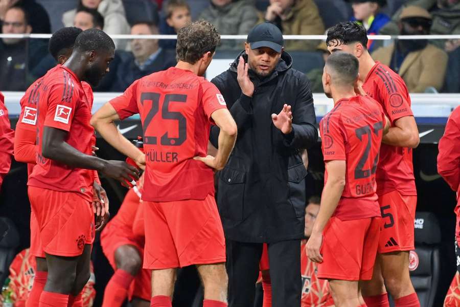 Bayern-Coach Vincent Kompany mit Anweisungen an sein Team beim Gastspiel in Frankfurt.