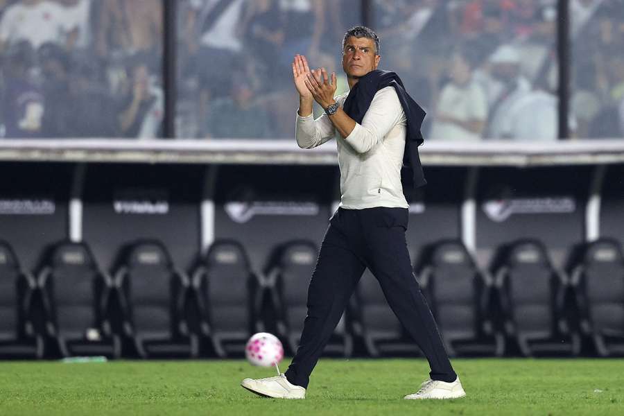Pedro Emanuel, técnico do Vasco, espera sair do Maracanã com a classificação Pedro Emanuel, técnico do Vasco, espera sair do Maracanã com a classificação