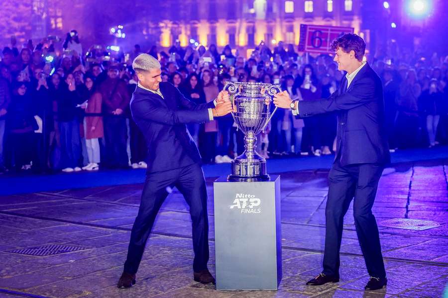 Sinner (a sx) e Alcaraz (dx) scherzano con il trofeo Sinner (a sx) e Alcaraz (dx) scherzano con il trofeo