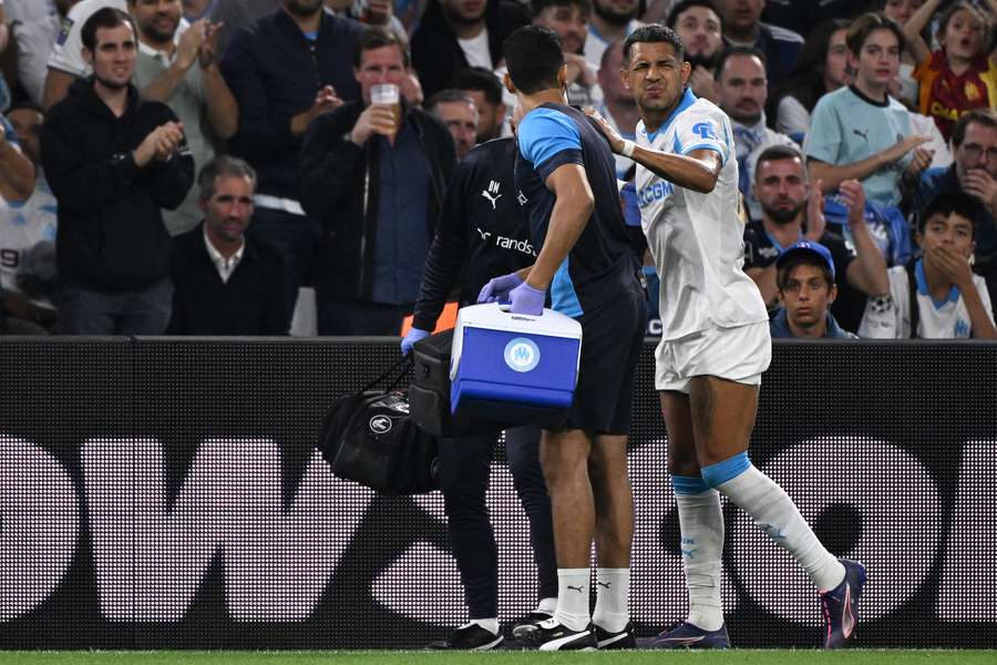 Facundo Medina, sortant sur blessure contre l'Ajax.