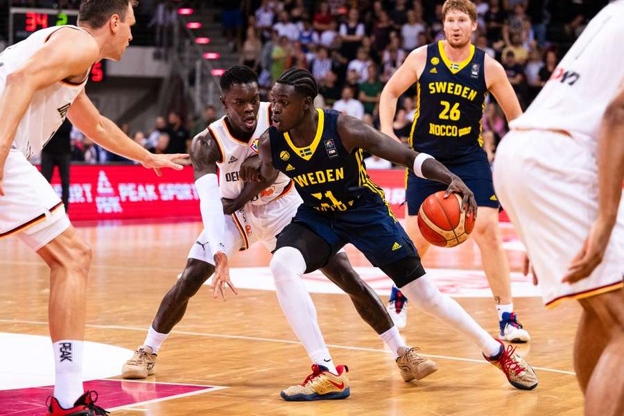  Dennis Schröder (l.) und Barra Njie im Zweikampf