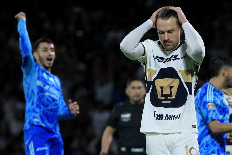 Ramsey (vpravo) si za Pumas zahrál jen šestkrát.