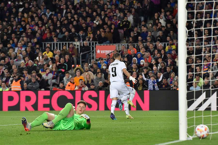 Benzema celebra uno de sus goles en el Clásico de Copa.