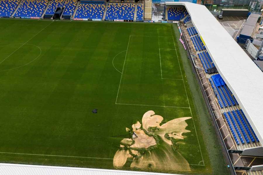 Um buraco no chão abriu-se no estádio do AFC Wimbledon após fortes chuvas e inundações