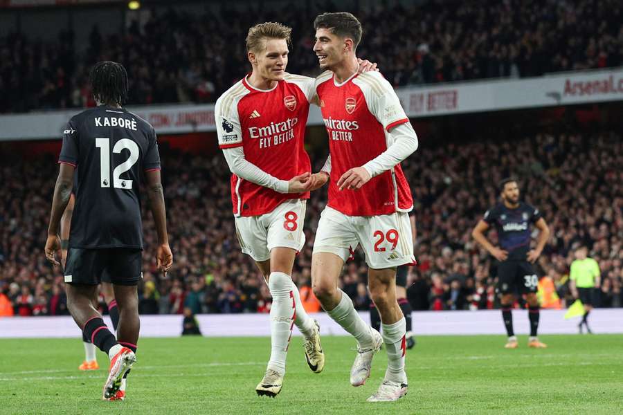 Martin Odegaard (C) celebrates with Arsenal's German midfielder #29 Kai Havertz (R) after scoring