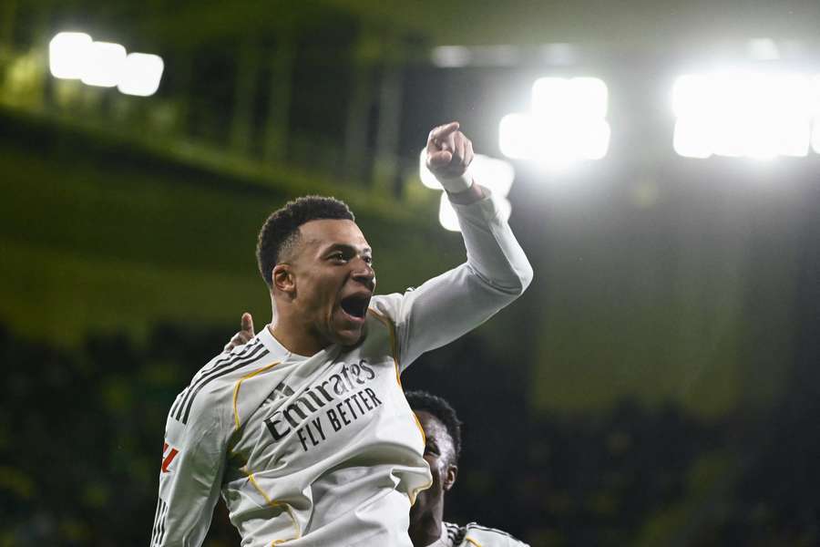 Kylian Mbappé celebrează al doilea gol al Real Madrid împotriva lui Villarreal în LaLiga. Kylian Mbappé celebrează al doilea gol al Real Madrid împotriva lui Villarreal în LaLiga.