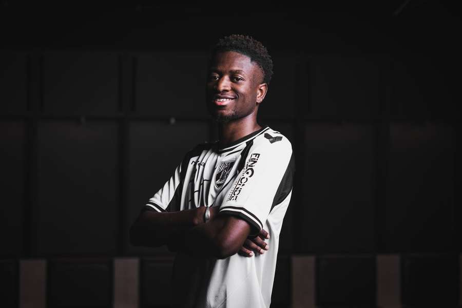 Ahmed Sidibé vai vestir a camisola 5 do Vitória SC Ahmed Sidibé vai vestir a camisola 5 do Vitória SC