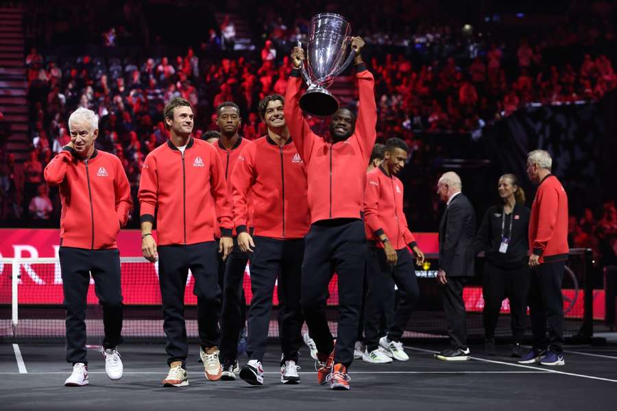 'Team Wereld' viert de overwinning. v.l.n.r. John McEnroe, Tommy Paul, Christopher Eubanks, Taylor Fritz, Frances Tiafoe, Felix Auger-Aliassime