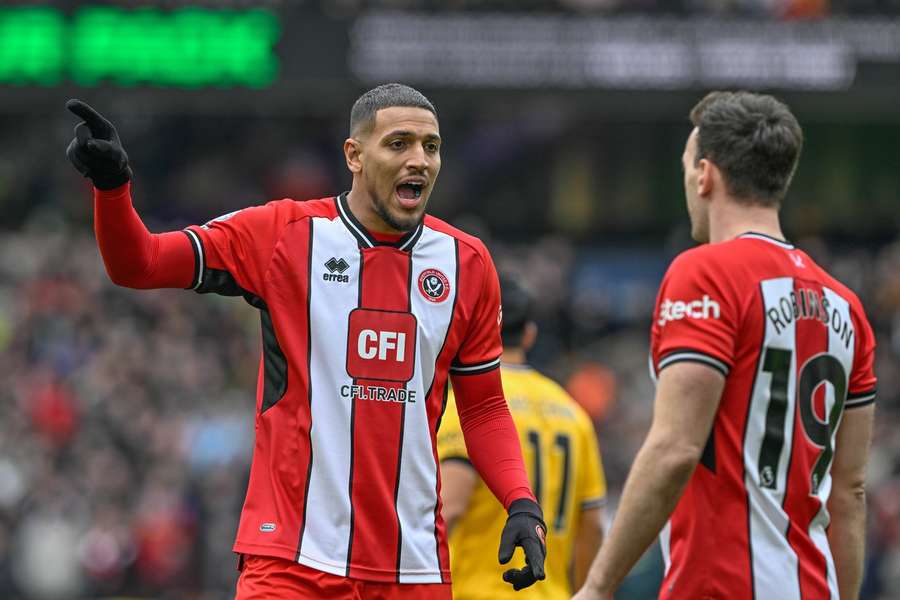 În urma golului, o discuție aprinsă între cei doi jucători de la Sheffield United, Vinícius Souza și Jack Robinson, a degenerat în îmbrânceli