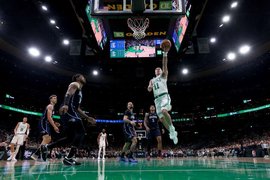 Payton Pritchard deu uma preciosa ajuda a partir do banco