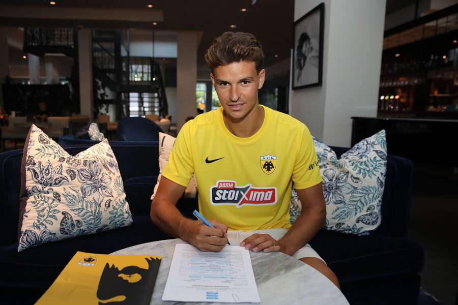 Filipe Relvas assinou pelo AEK