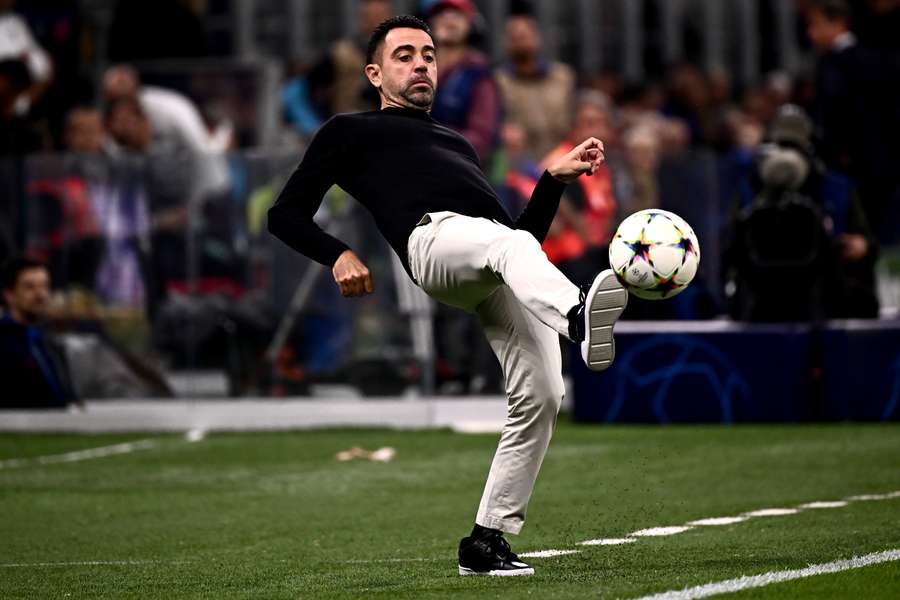Xavi, indignado con el árbitro del Inter-Barcelona: "Debería dar explicaciones"