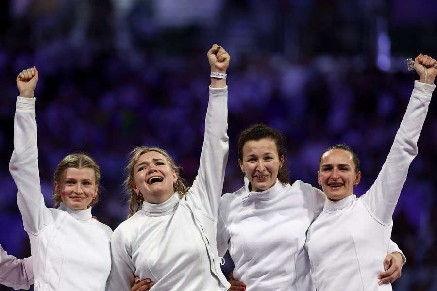 Radość polskich szpadzistek po tym, jak zostały brązowymi medalistkami olimpijskimi 