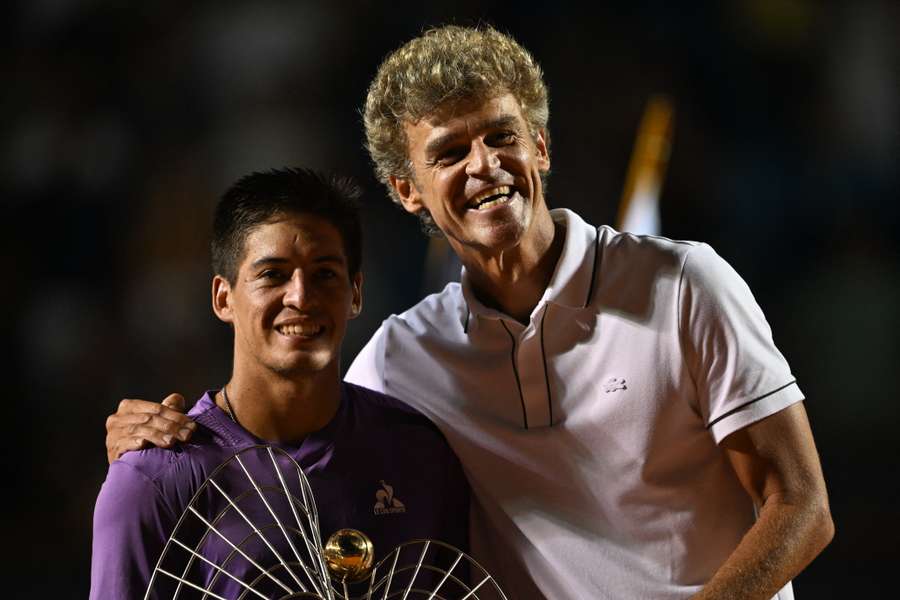 Kuerten, junto al argentino Báez tras ganar éste el torneo de Río de Janeiro