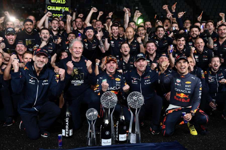 Max Verstappen comemora com a Red Bull mais uma conquista mundial na Fórmula 1