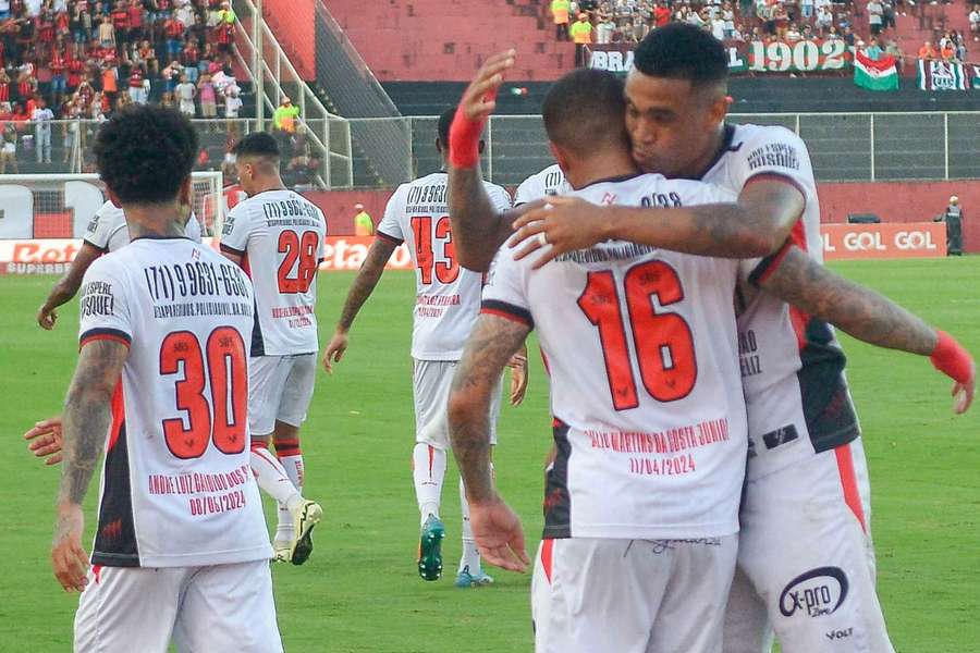 Vitória bateu Flu com gol no fim