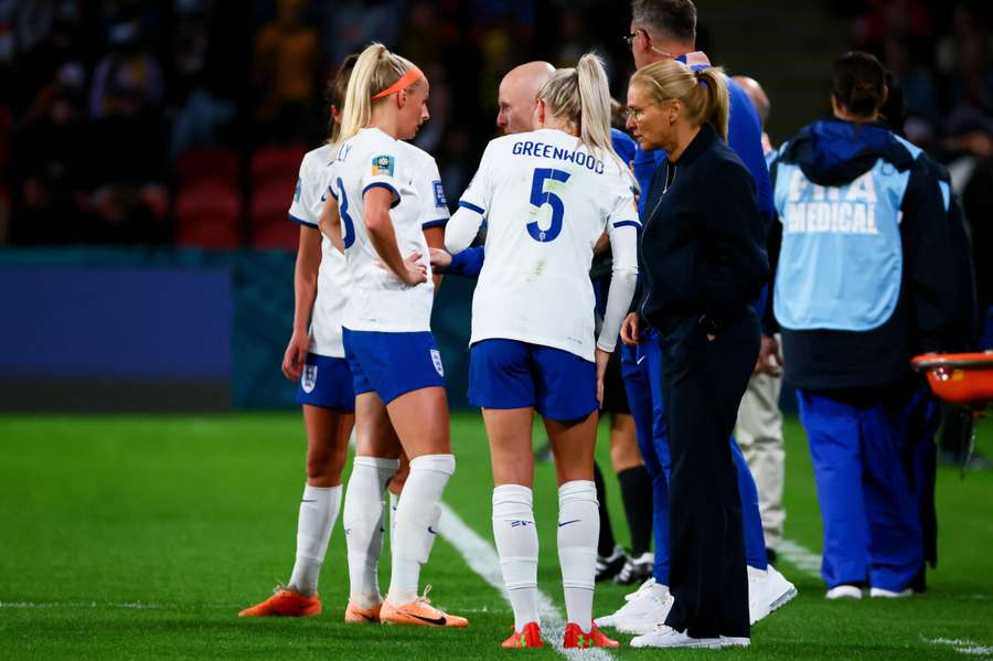 Wiegman (R) speaks to her players