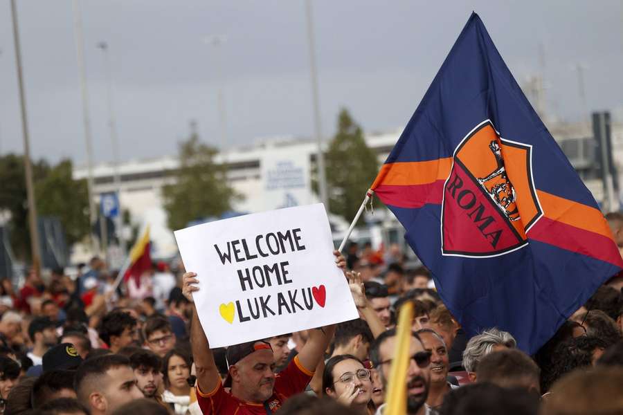 Des supporters attendaient l'arrivée de Lukaku à l'aéroport.