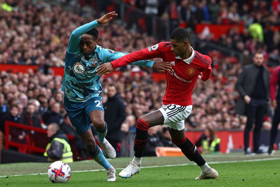 Kyle Walker-Peters (L) van Southampton in duel met Marcus Rashford (R)