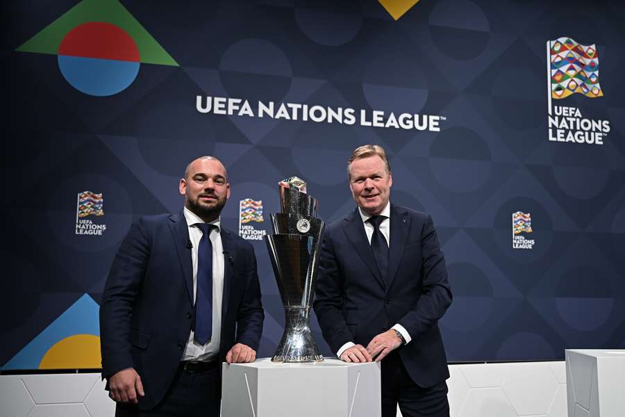 Wesley Sneijder (venstre) stod for at trække lod i Nyon onsdag. Her poserer han med den hollandske landstræner, Ronald Koeman.