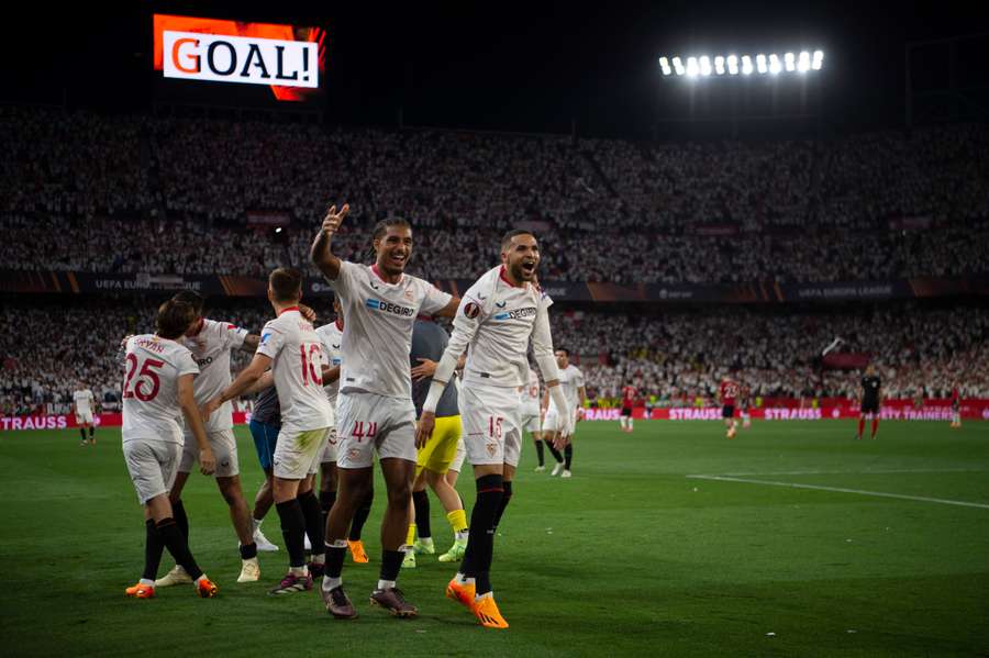 Królowa Ligi Europy wciąż w grze, Sevilla rozbiła Manchester United