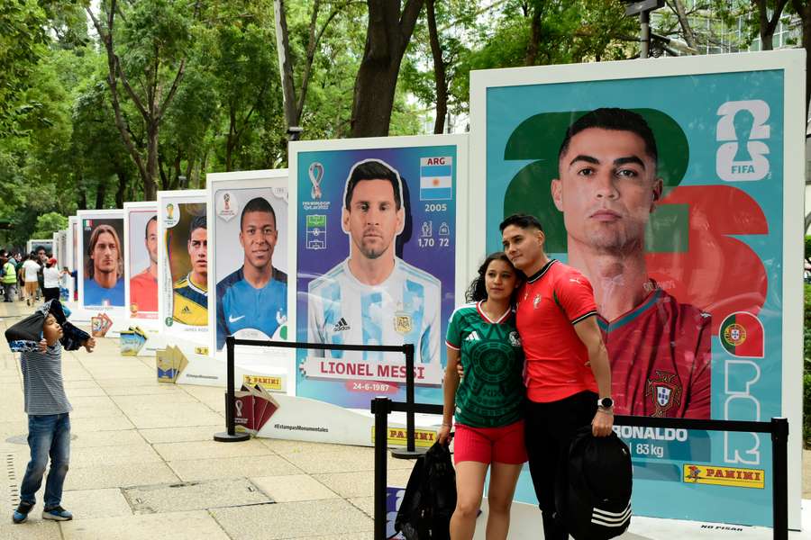 Kibice odwiedzają wystawę albumów z kartami Panini z Mistrzostw Świata FIFA przy alei Paseo de la Reforma w Meksyku, 9 maja 2026 r.