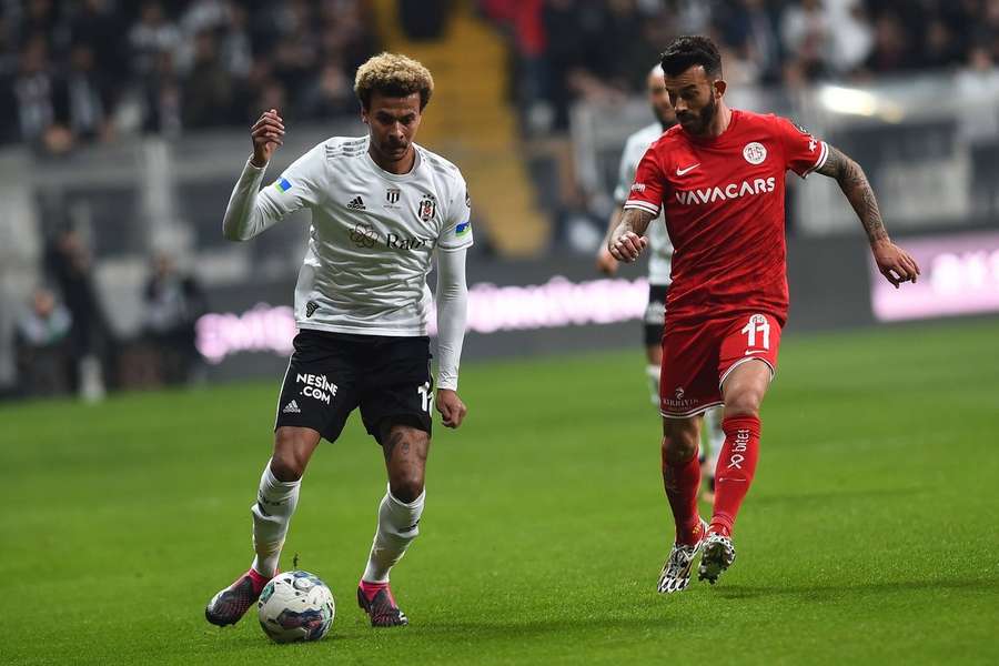 Dele Alli em ação pelo Besiktas