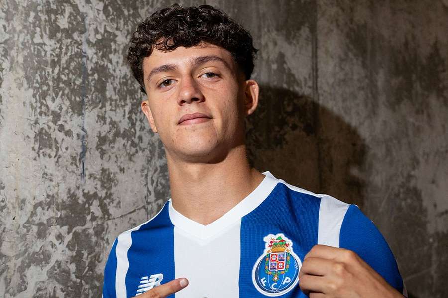 Martim Chelmik prolonga ligação aos dragões