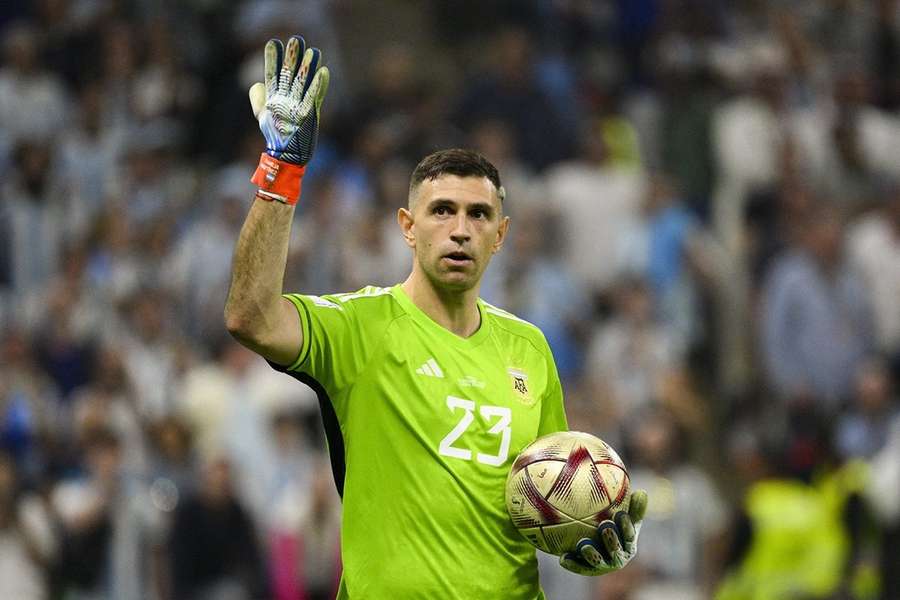 Emiliano Martinez versteigerte die Handschuhe des Finals der Fußballweltmeisterschaft