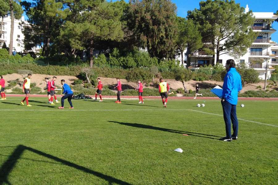 Jorge Simão no treino do Santa Clara em Albufeira