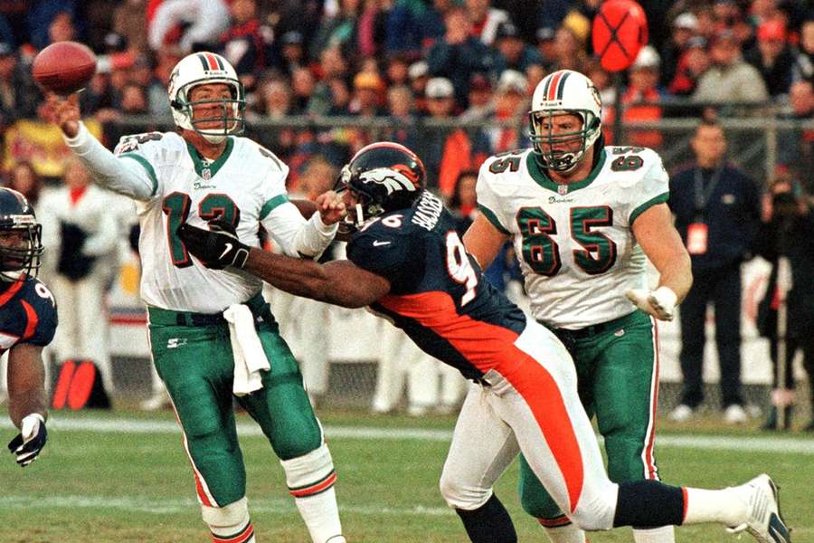 Harald Hasselbach komt bij Miami Dolphins-quarterback Dan Marino (1999)