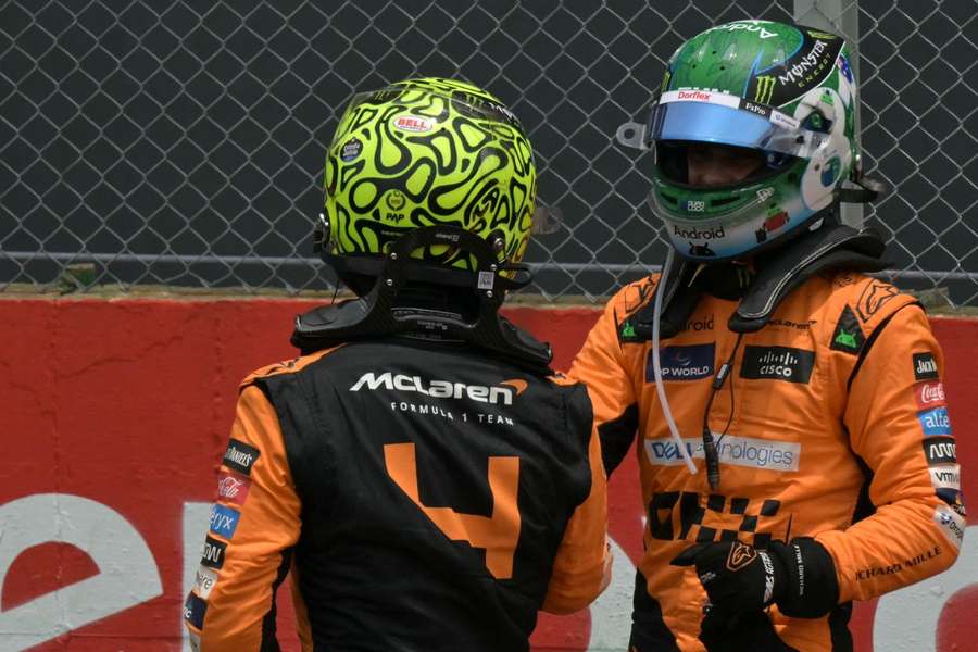 Lando Norris i Oscar Piastri tuż po wyścigu gratując sobie dobrze wykonanego zadania