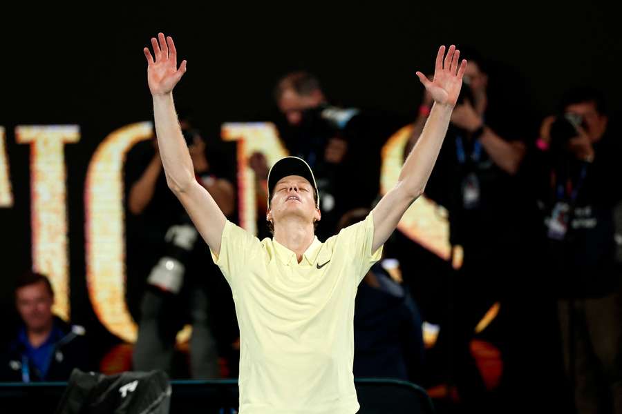 L'esultanza di Jannik Sinner dopo il trionfo agli Australian Open 
