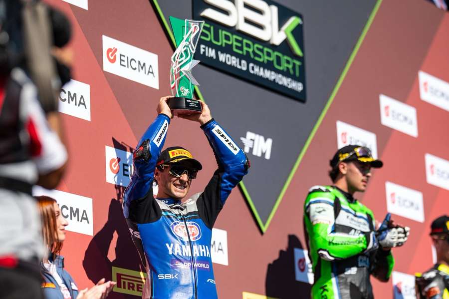 Albert Arenas sagra-se campeão mundial de Supersport no Estoril Albert Arenas sagra-se campeão mundial de Supersport no Estoril