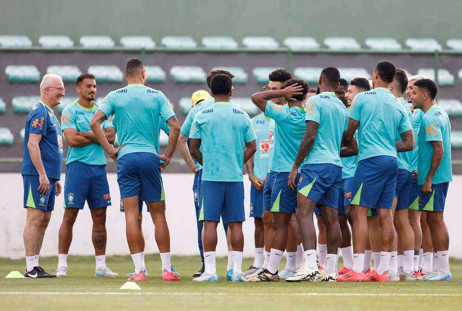 Dorival conversa com os jogadores durante treino da Seleção Brasileira