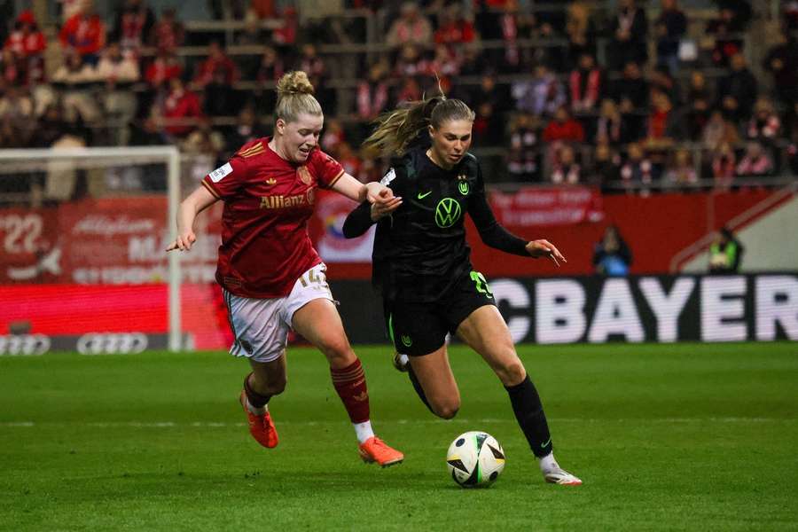 Alara (l.) und Jule Brand beim Derby im März