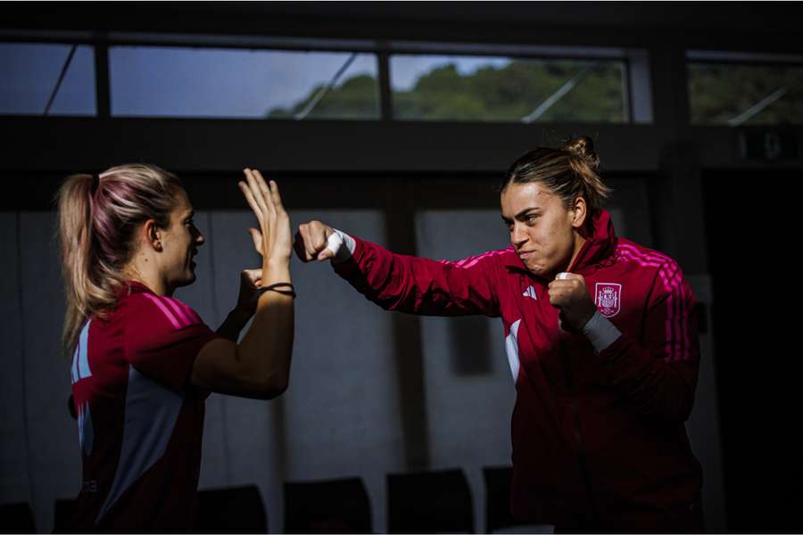 Alexia Putellas e Misa Rodríguez, em treino.