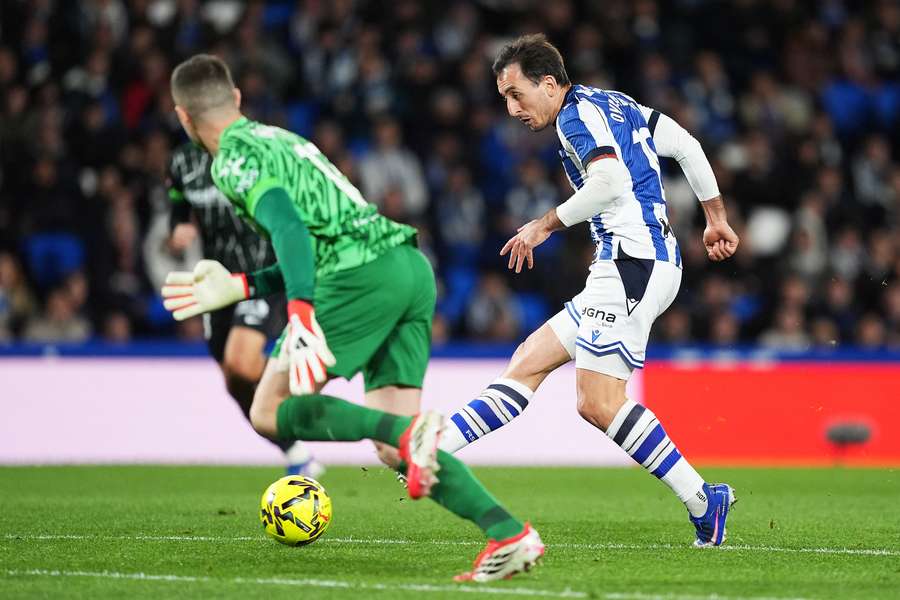 Oyarzabal, en el momento de golpear a puerta vacía para marcar el que fue el 2-0