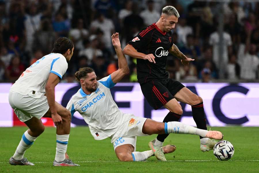 Adrien Rabiot, desde el suelo, intenta robar un balón en un partido