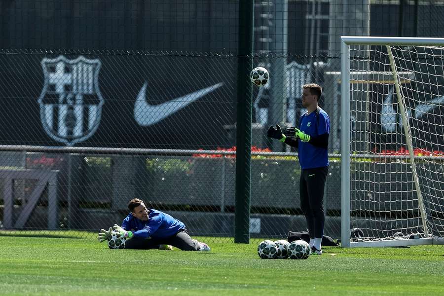 Marc-Andre ter Stegen i Wojciech Szczęsny podczas treningu Barcelony przed Ligą Mistrzów