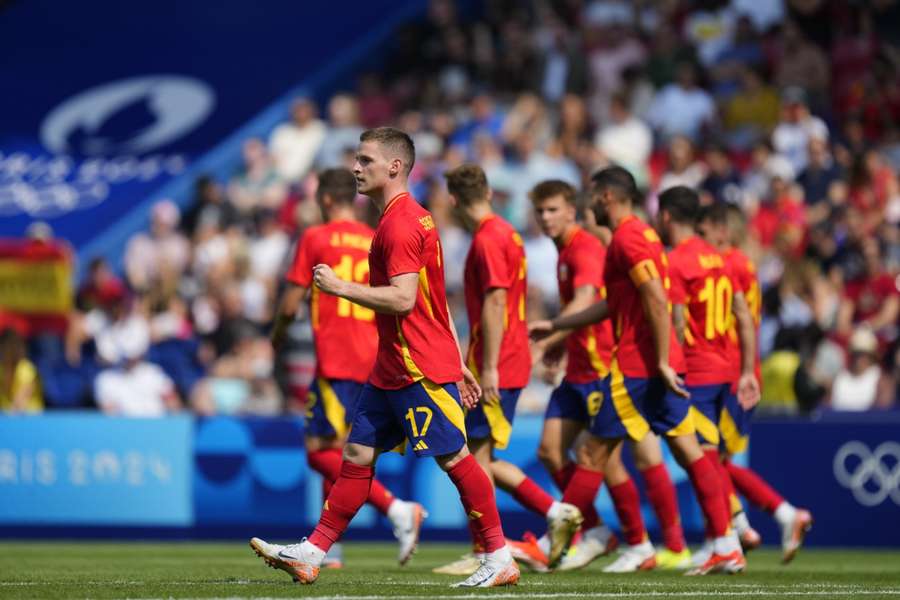 Los jugadores de España celebran el gol de Sergio Gómez